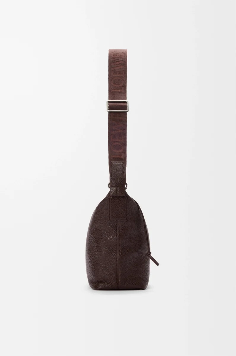 kleine cubi-umhängetasche aus geschmeidigem genarbtem kalbsleder in oxblood