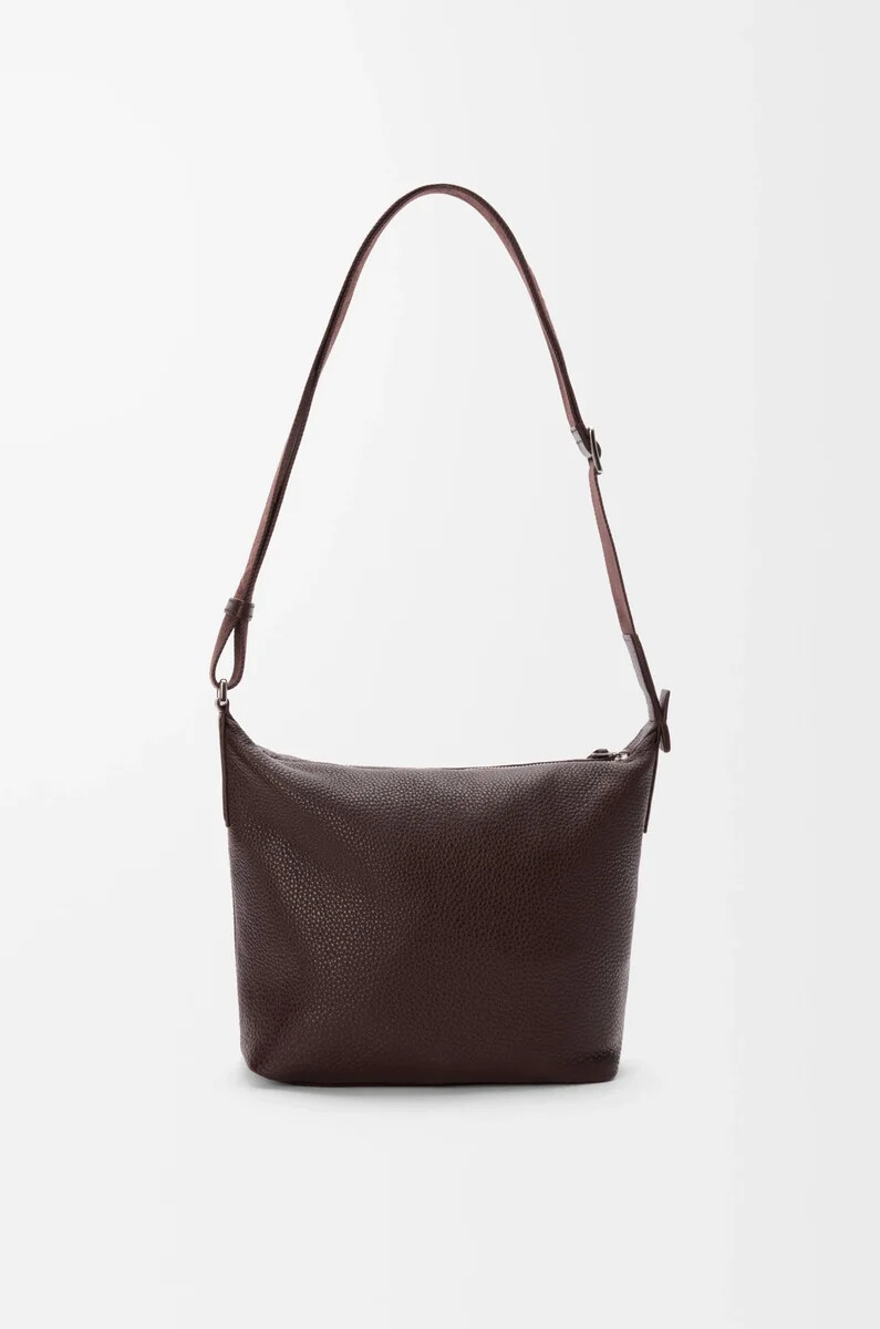 kleine cubi-umhängetasche aus geschmeidigem genarbtem kalbsleder in oxblood