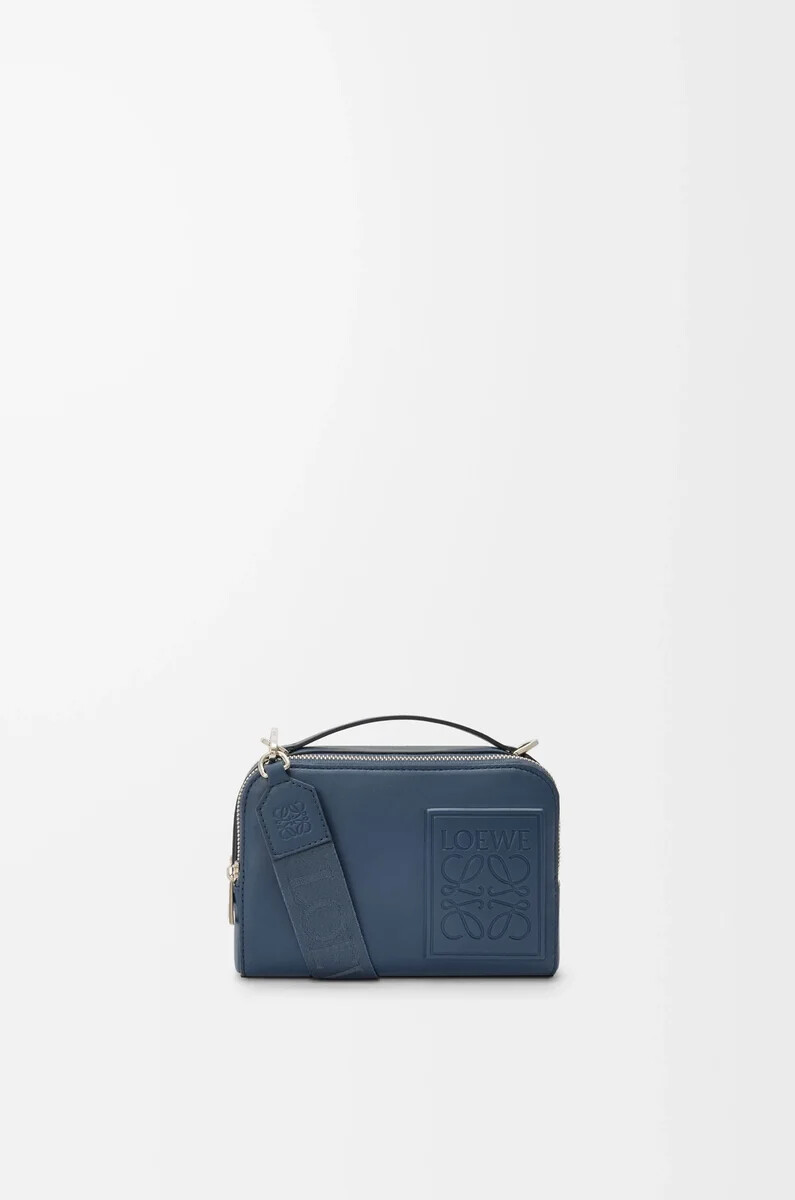 mini-umhängetasche für kameras aus satiniertem kalbsleder in indigo-farbe
