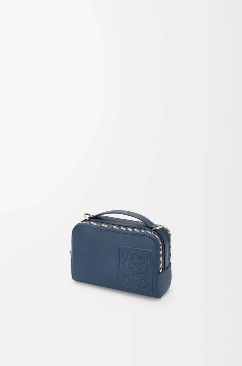 mini-umhängetasche für kameras aus satiniertem kalbsleder in indigo-farbe