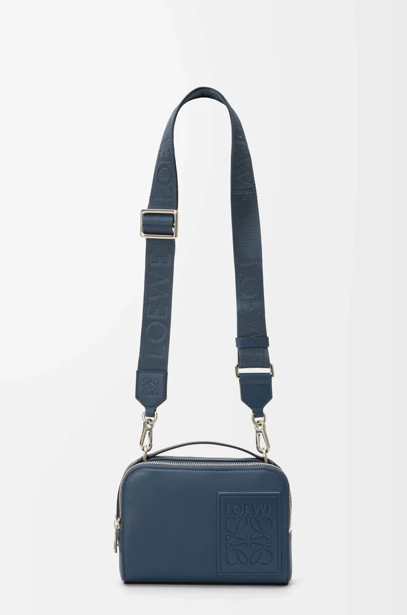 mini-umhängetasche für kameras aus satiniertem kalbsleder in indigo-farbe