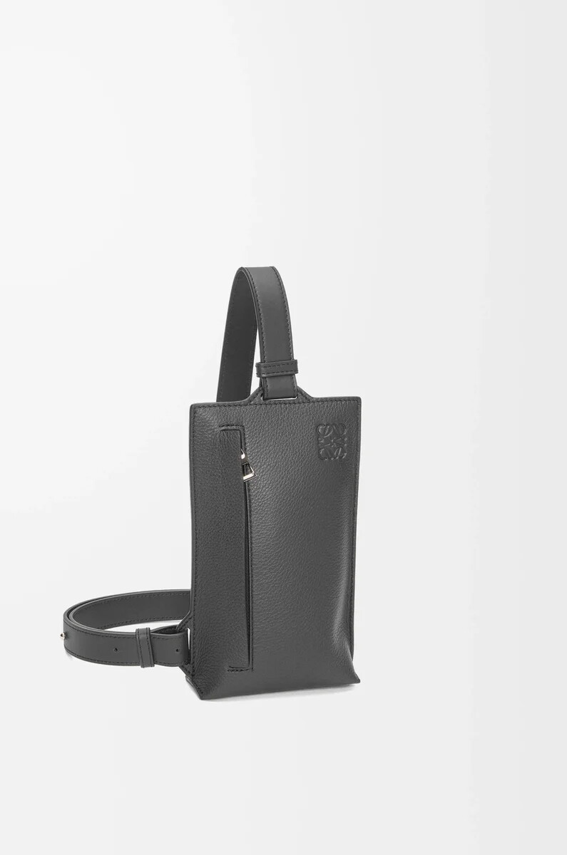 vertikale t-tasche aus weichem genarbtem kalbsleder in anthrazit