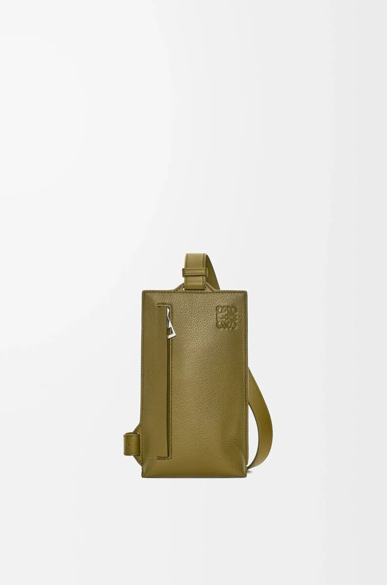 vertical t pocket aus weichem genarbtem kalbsleder olivgrün