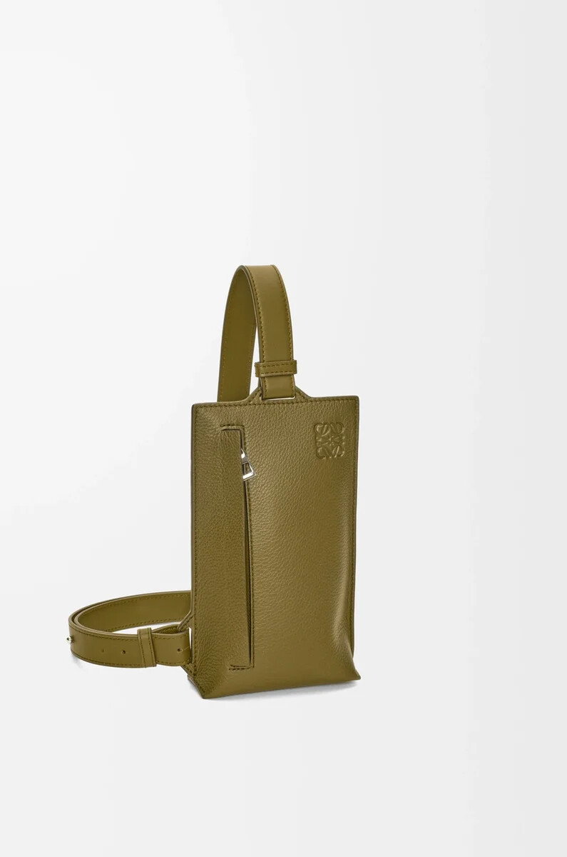 vertical t pocket aus weichem genarbtem kalbsleder olivgrün