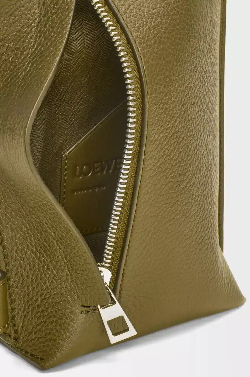 vertical t pocket aus weichem genarbtem kalbsleder olivgrün