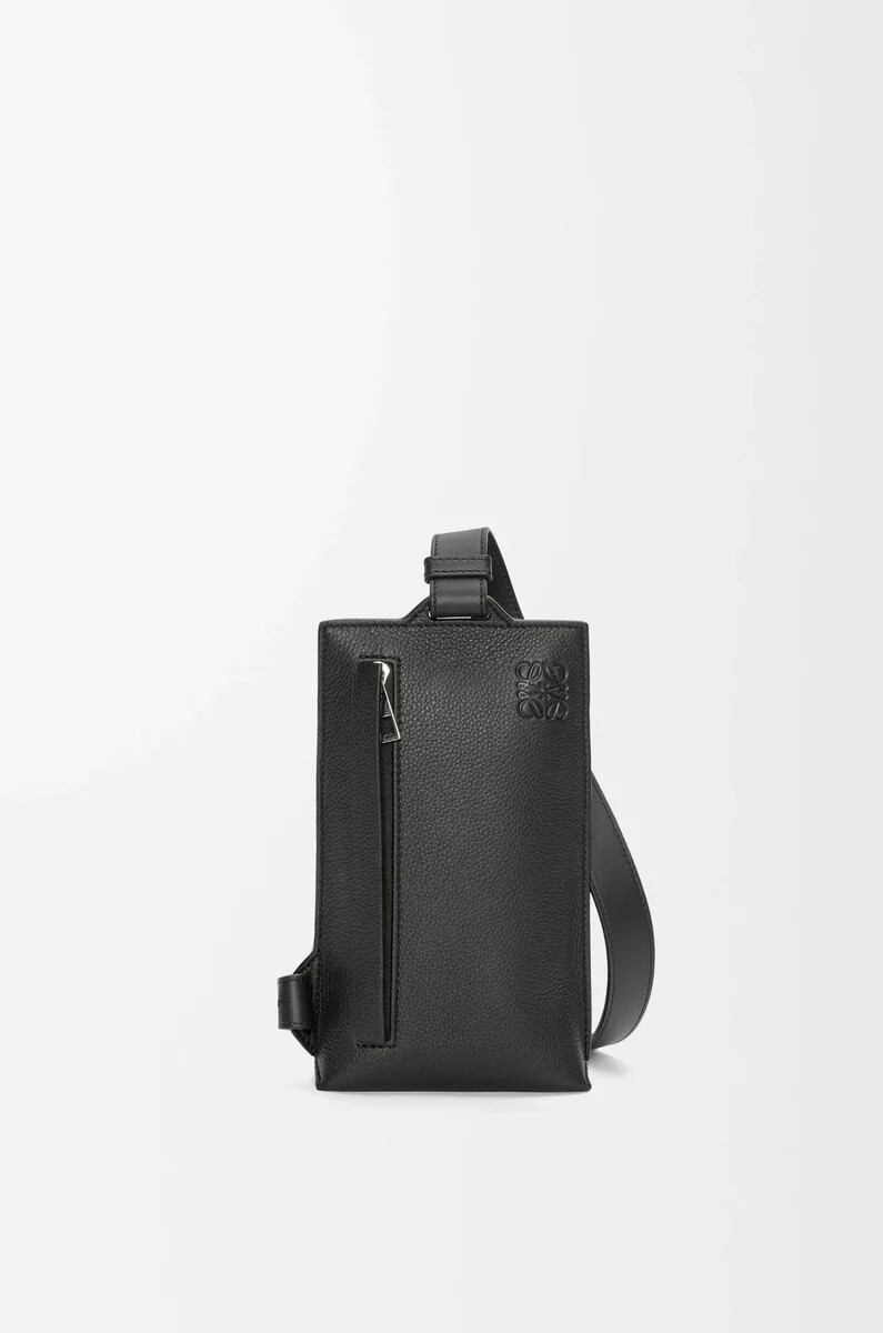vertikale t-tasche aus weichem genarbtem kalbsleder schwarz