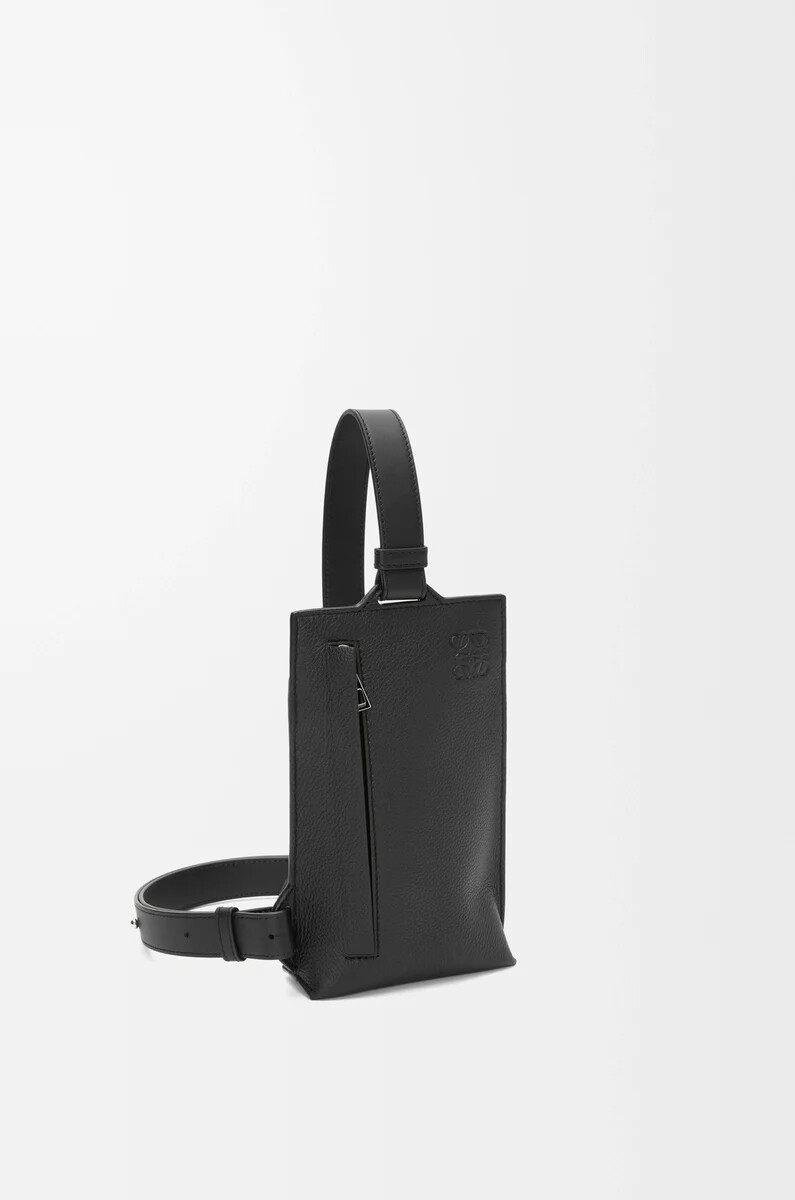 vertikale t-tasche aus weichem genarbtem kalbsleder schwarz