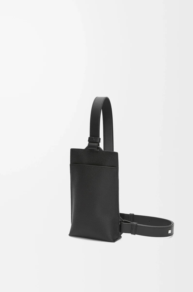 vertikale t-tasche aus weichem genarbtem kalbsleder schwarz