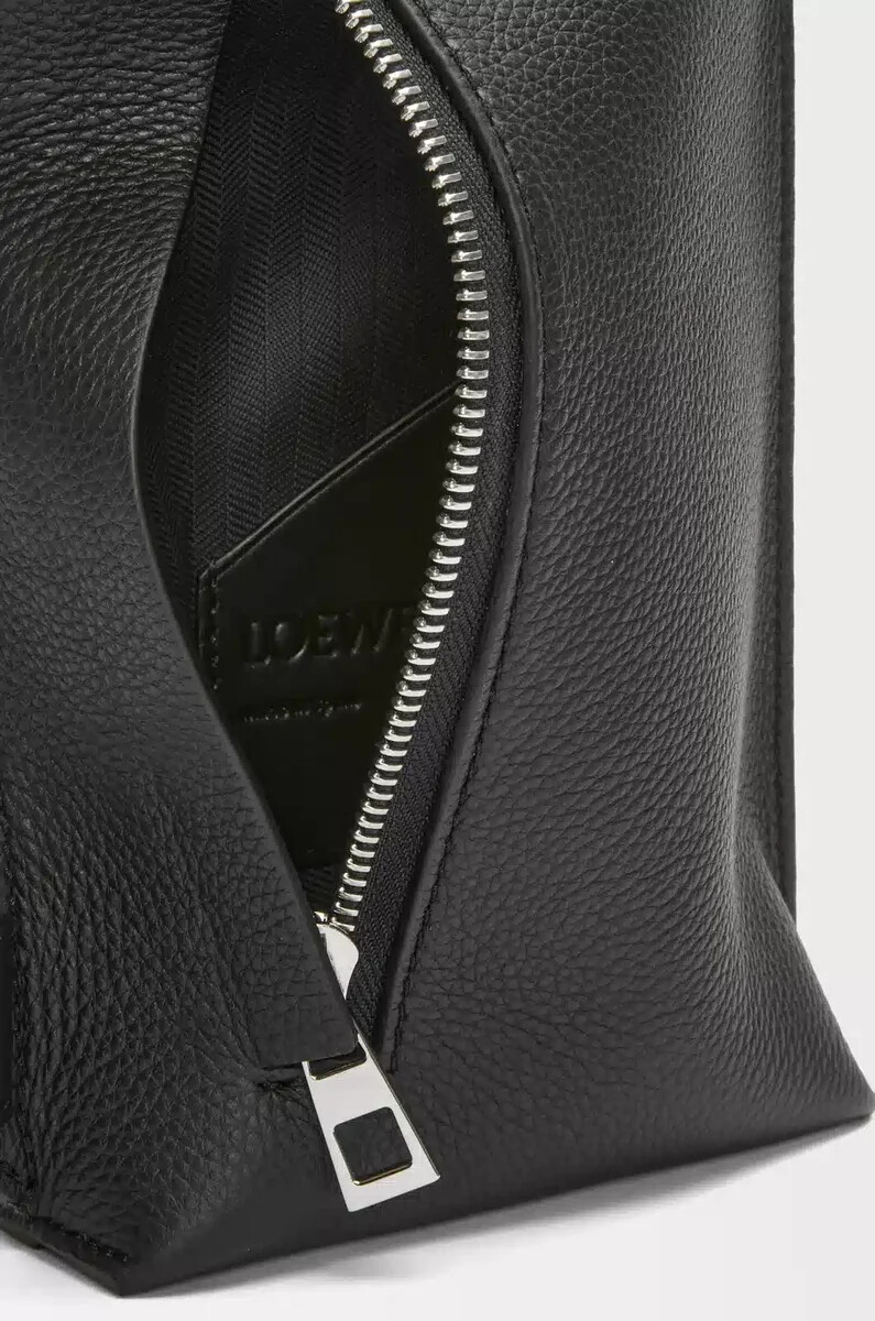 vertikale t-tasche aus weichem genarbtem kalbsleder schwarz