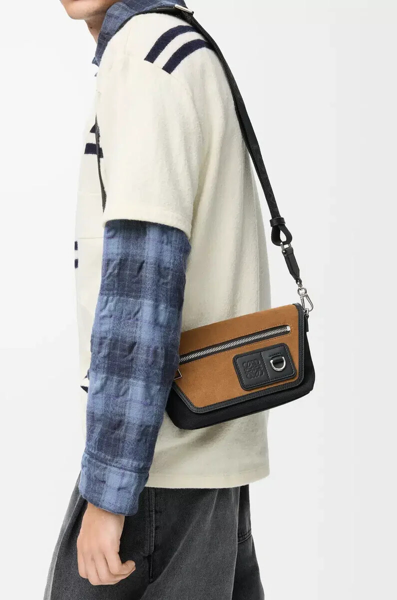 mini flex messenger bag aus canvas und wildleder schwarzdunkelgold