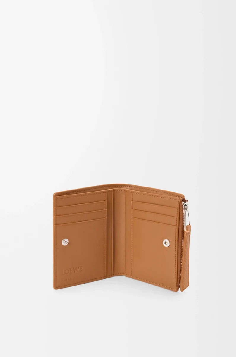 puzzle slim compact wallet aus geschmeidigem genarbtem kalbsleder in hellcanyonbraun