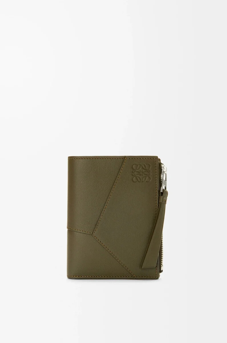 puzzle slim compact wallet aus klassischem kalbsleder in dunkelkhaki