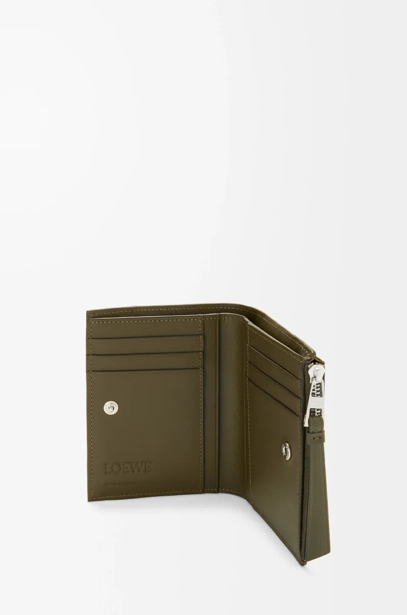 puzzle slim compact wallet aus klassischem kalbsleder in dunkelkhaki