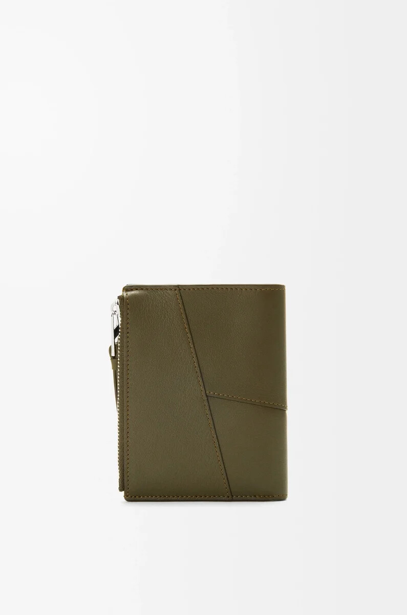 puzzle slim compact wallet aus klassischem kalbsleder in dunkelkhaki