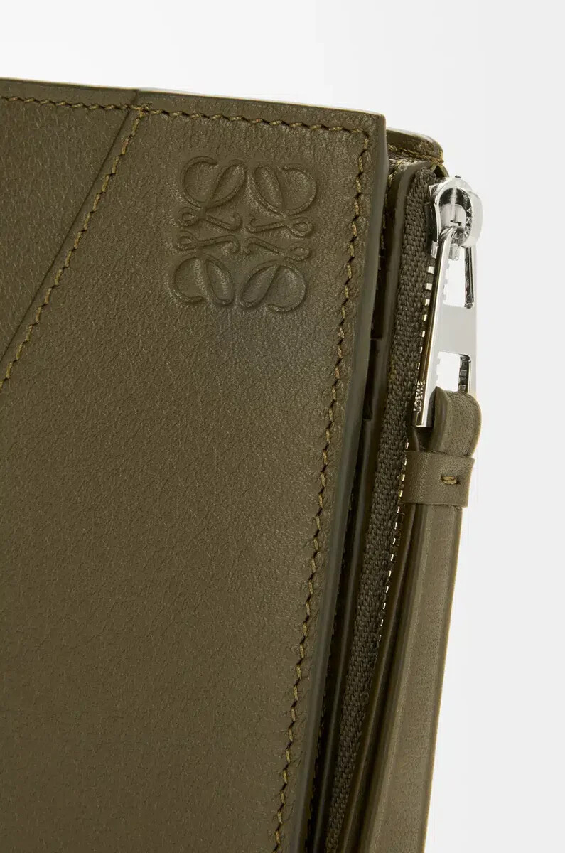 puzzle slim compact wallet aus klassischem kalbsleder in dunkelkhaki