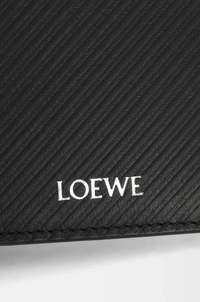 schlankes kompaktes portemonnaie aus strukturiertem klassischem kalbsleder in schwarz