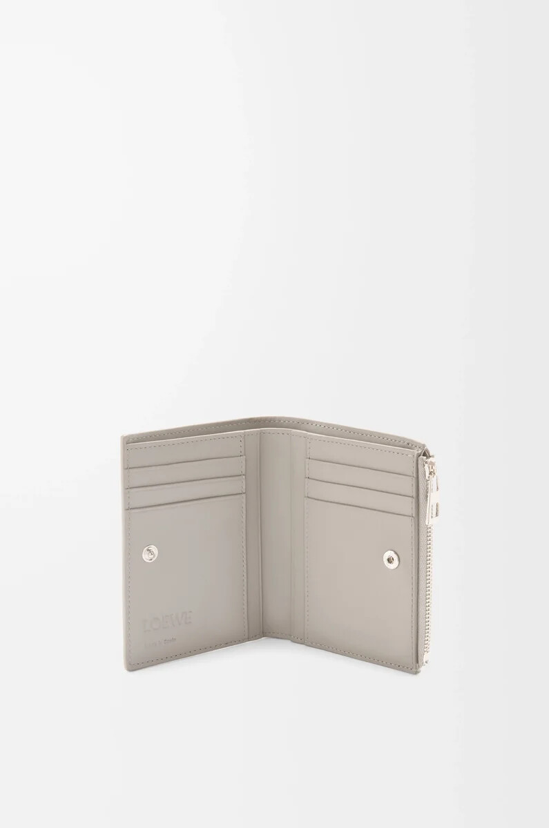 schlankes kompaktes portemonnaie aus strukturiertem klassischem kalbsleder in shell grey