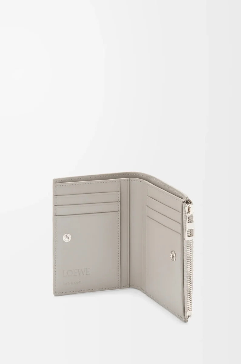 schlankes kompaktes portemonnaie aus strukturiertem klassischem kalbsleder in shell grey