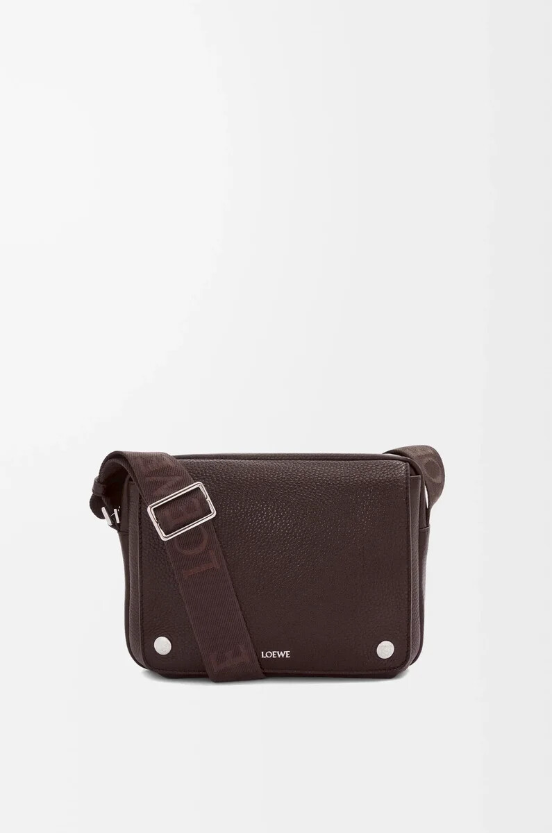 mittelgroße pebble messenger bag aus geschmeidigem genarbtem kalbsleder in oxblood