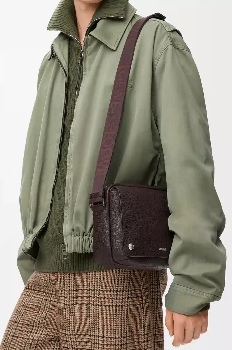 mittelgroße pebble messenger bag aus geschmeidigem genarbtem kalbsleder in oxblood