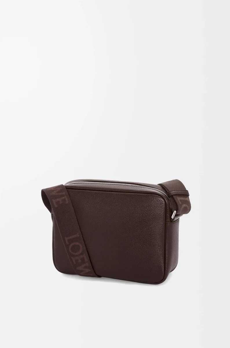 mittelgroße pebble messenger bag aus geschmeidigem genarbtem kalbsleder in oxblood