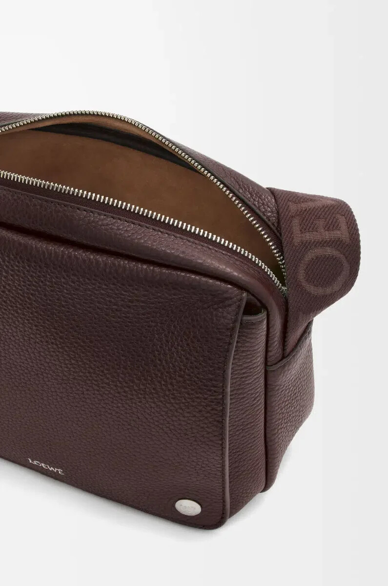 mittelgroße pebble messenger bag aus geschmeidigem genarbtem kalbsleder in oxblood