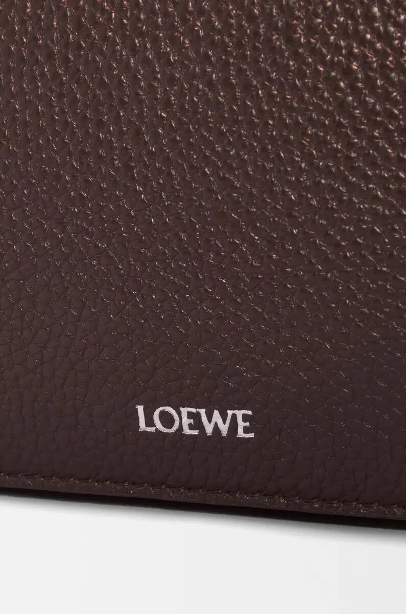 mittelgroße pebble messenger bag aus geschmeidigem genarbtem kalbsleder in oxblood