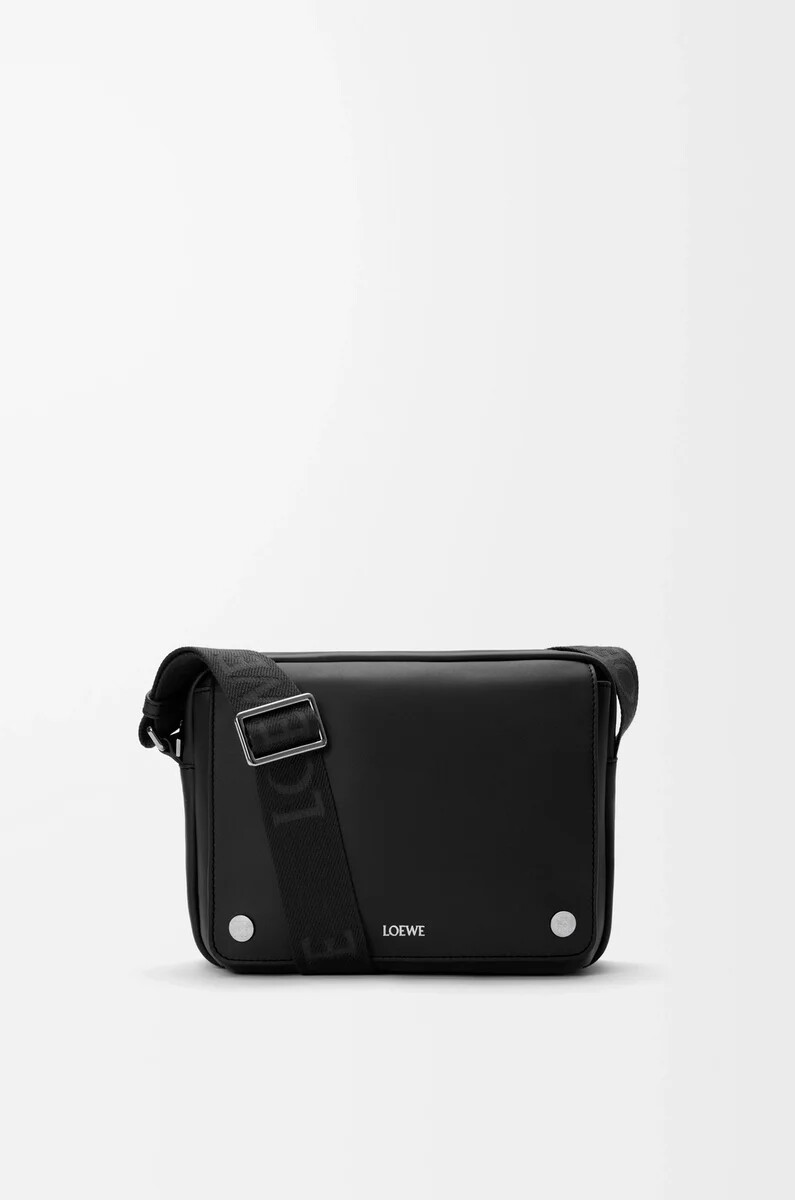 mittelgroße pebble messenger bag aus glattem kalbsleder schwarz