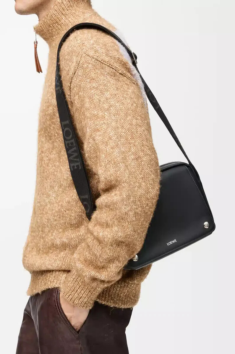 mittelgroße pebble messenger bag aus glattem kalbsleder schwarz