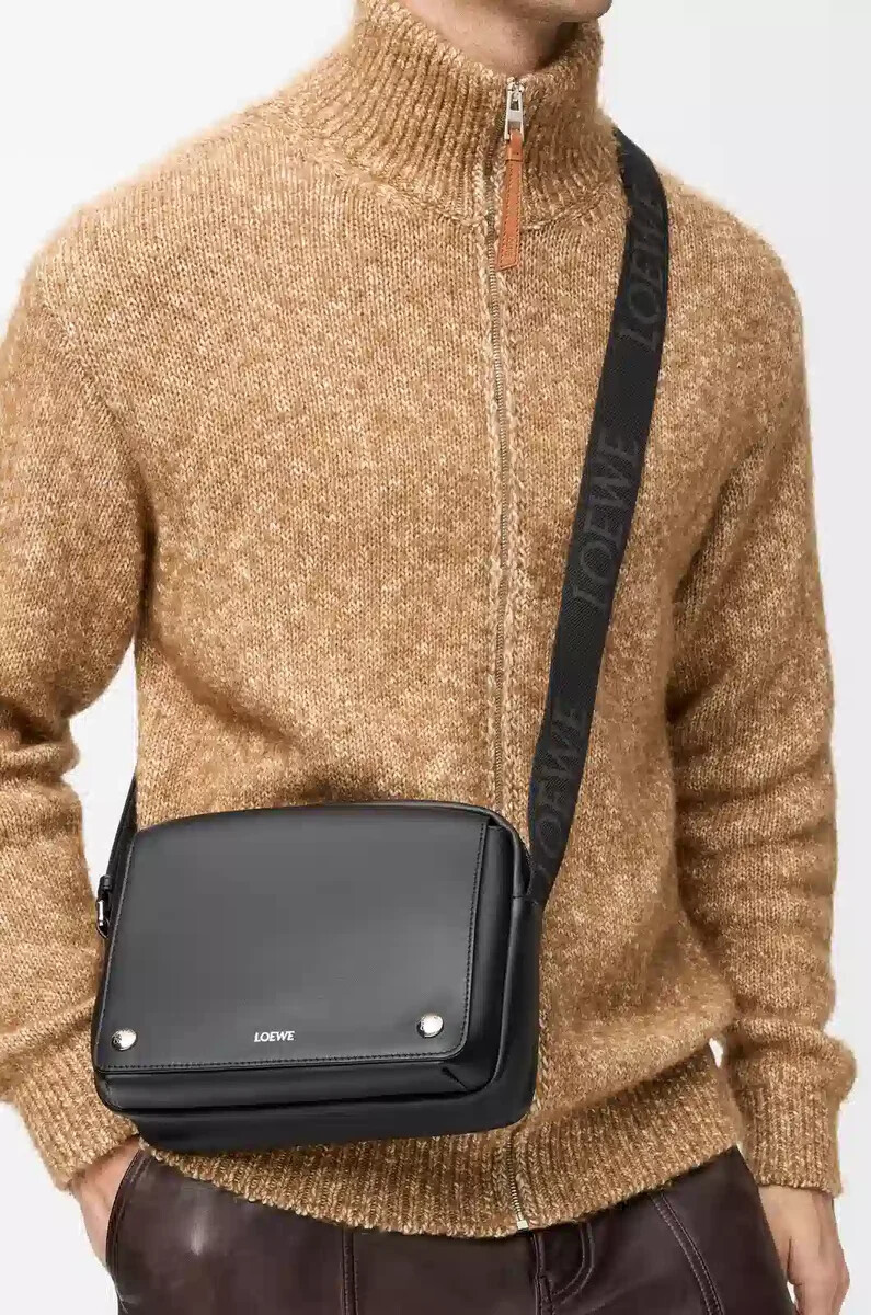 mittelgroße pebble messenger bag aus glattem kalbsleder schwarz
