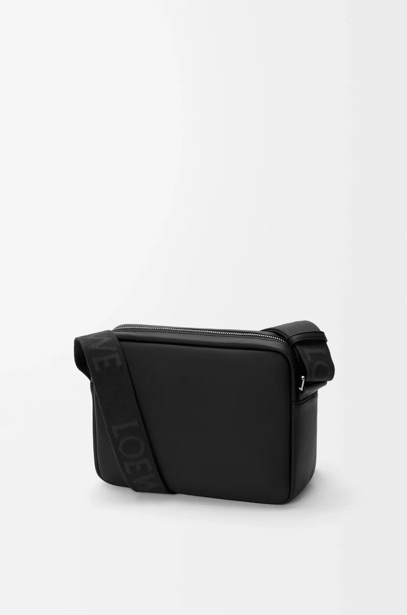 mittelgroße pebble messenger bag aus glattem kalbsleder schwarz