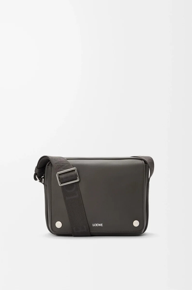 mittelgroße pebble messenger bag aus glattem kalbsleder in dunkelgrau