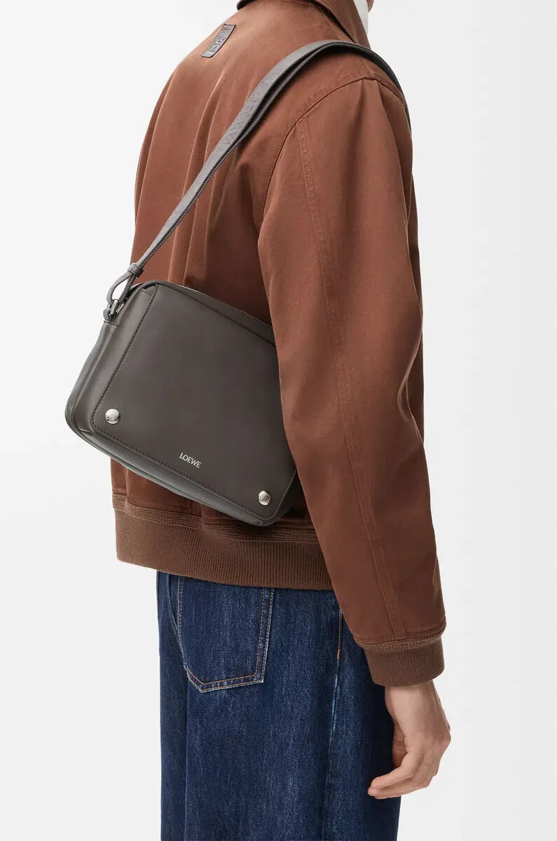mittelgroße pebble messenger bag aus glattem kalbsleder in dunkelgrau