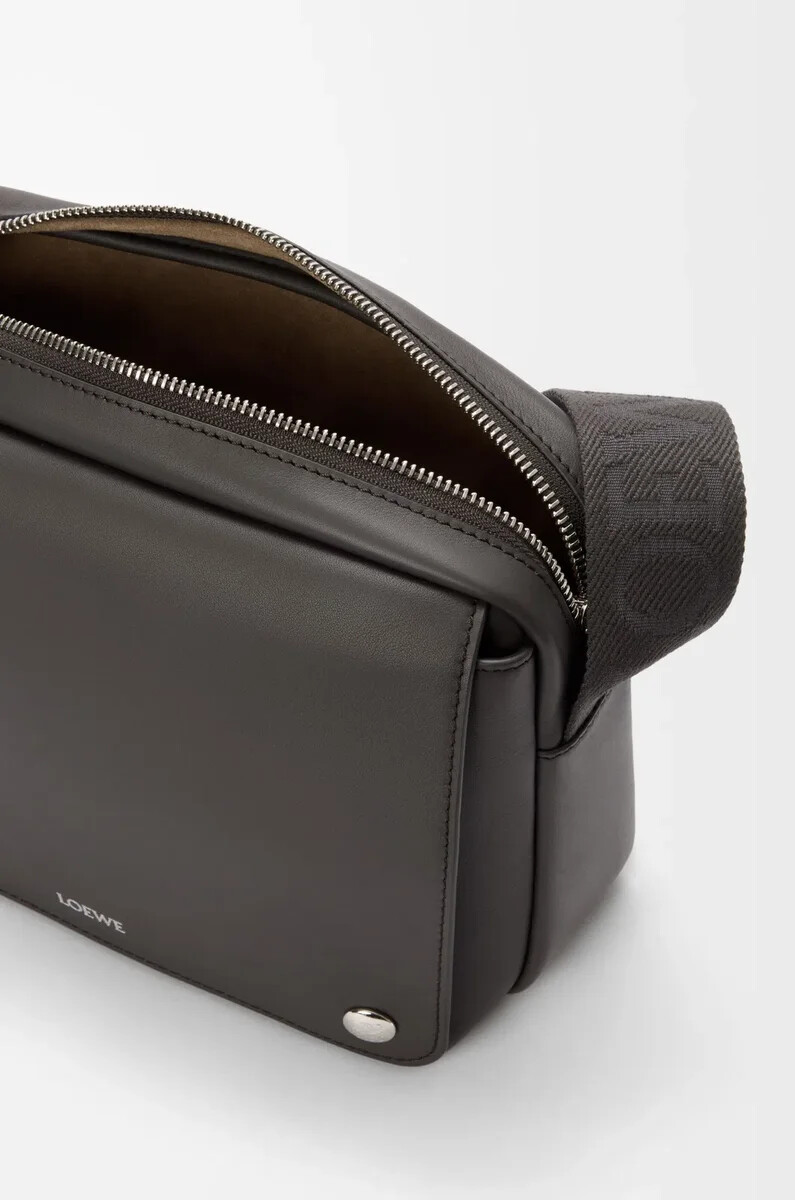 mittelgroße pebble messenger bag aus glattem kalbsleder in dunkelgrau