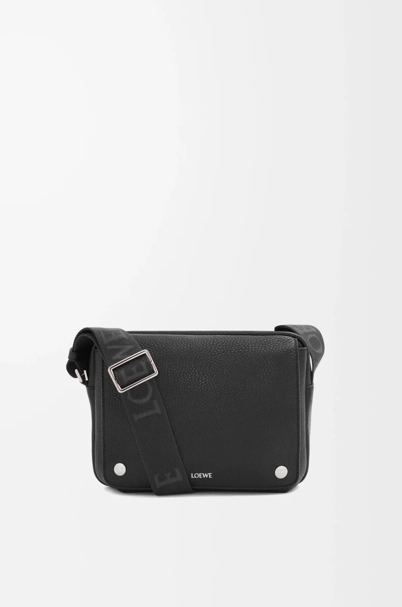 mittelgroße pebble messenger bag aus geschmeidigem genarbtem kalbsleder schwarz