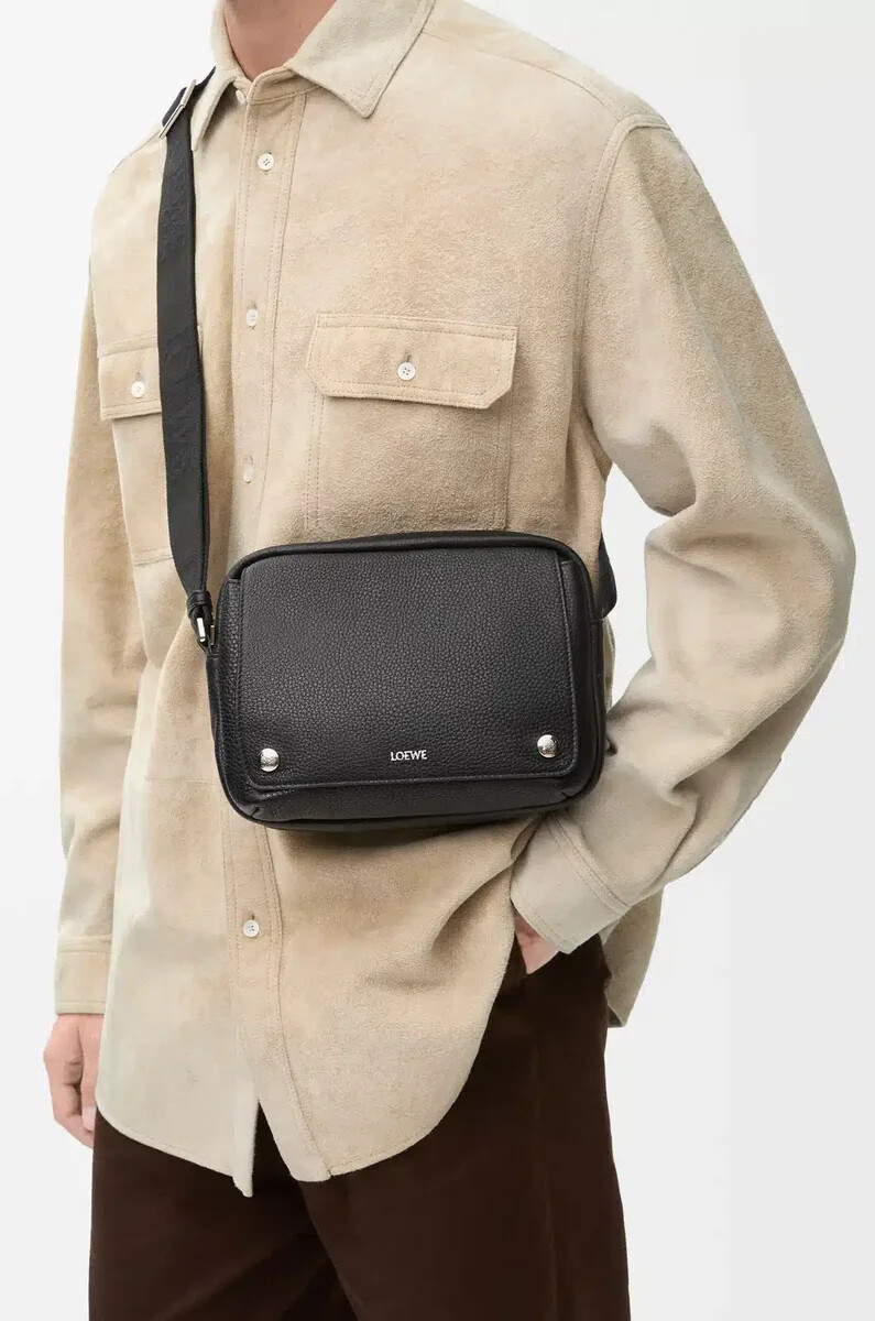 mittelgroße pebble messenger bag aus geschmeidigem genarbtem kalbsleder schwarz