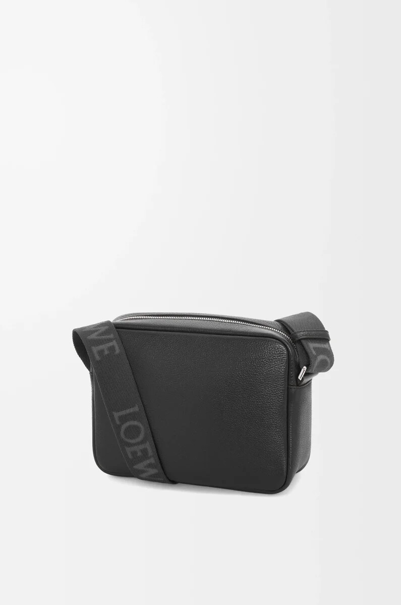 mittelgroße pebble messenger bag aus geschmeidigem genarbtem kalbsleder schwarz