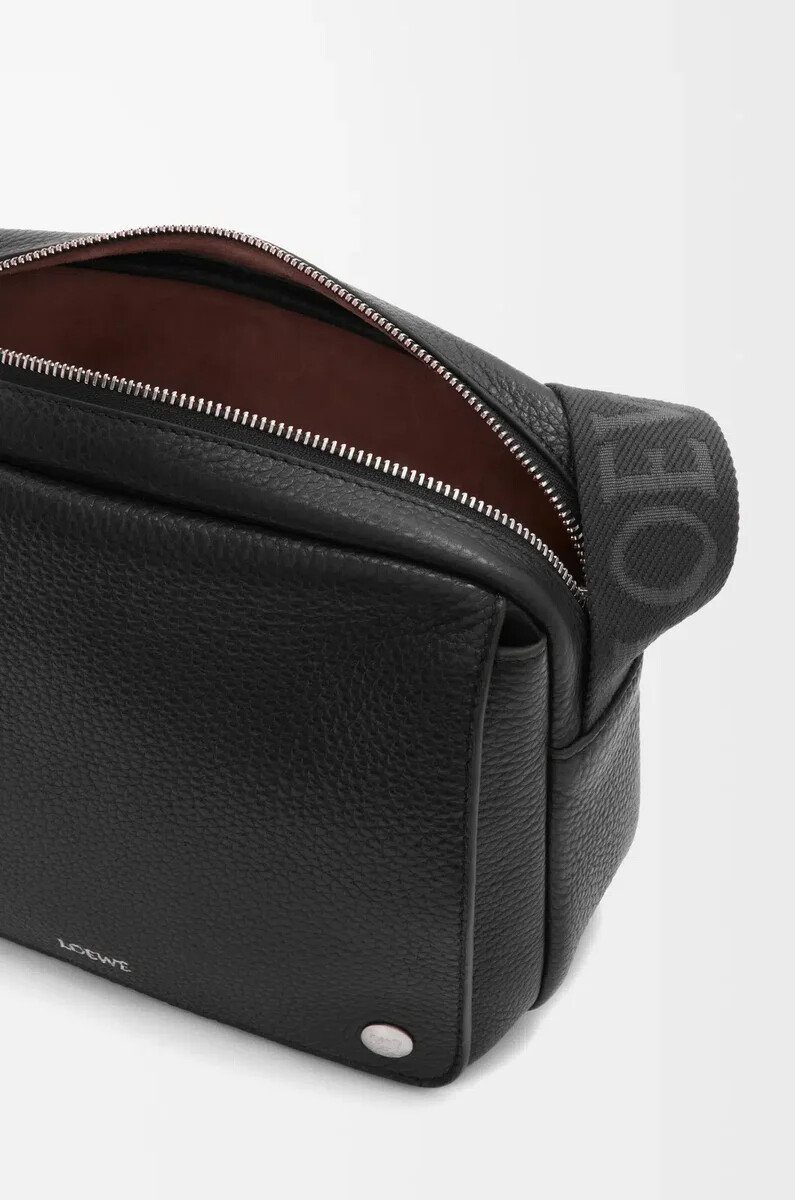 mittelgroße pebble messenger bag aus geschmeidigem genarbtem kalbsleder schwarz
