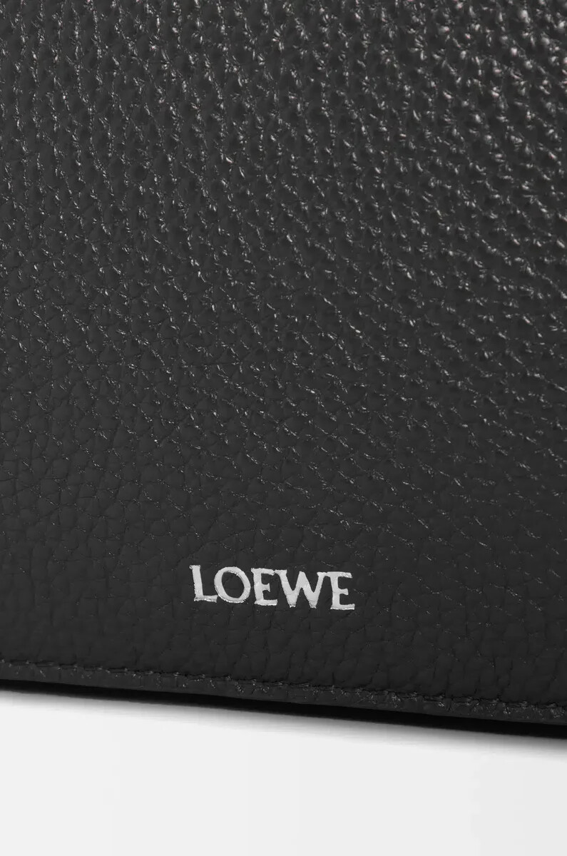 mittelgroße pebble messenger bag aus geschmeidigem genarbtem kalbsleder schwarz