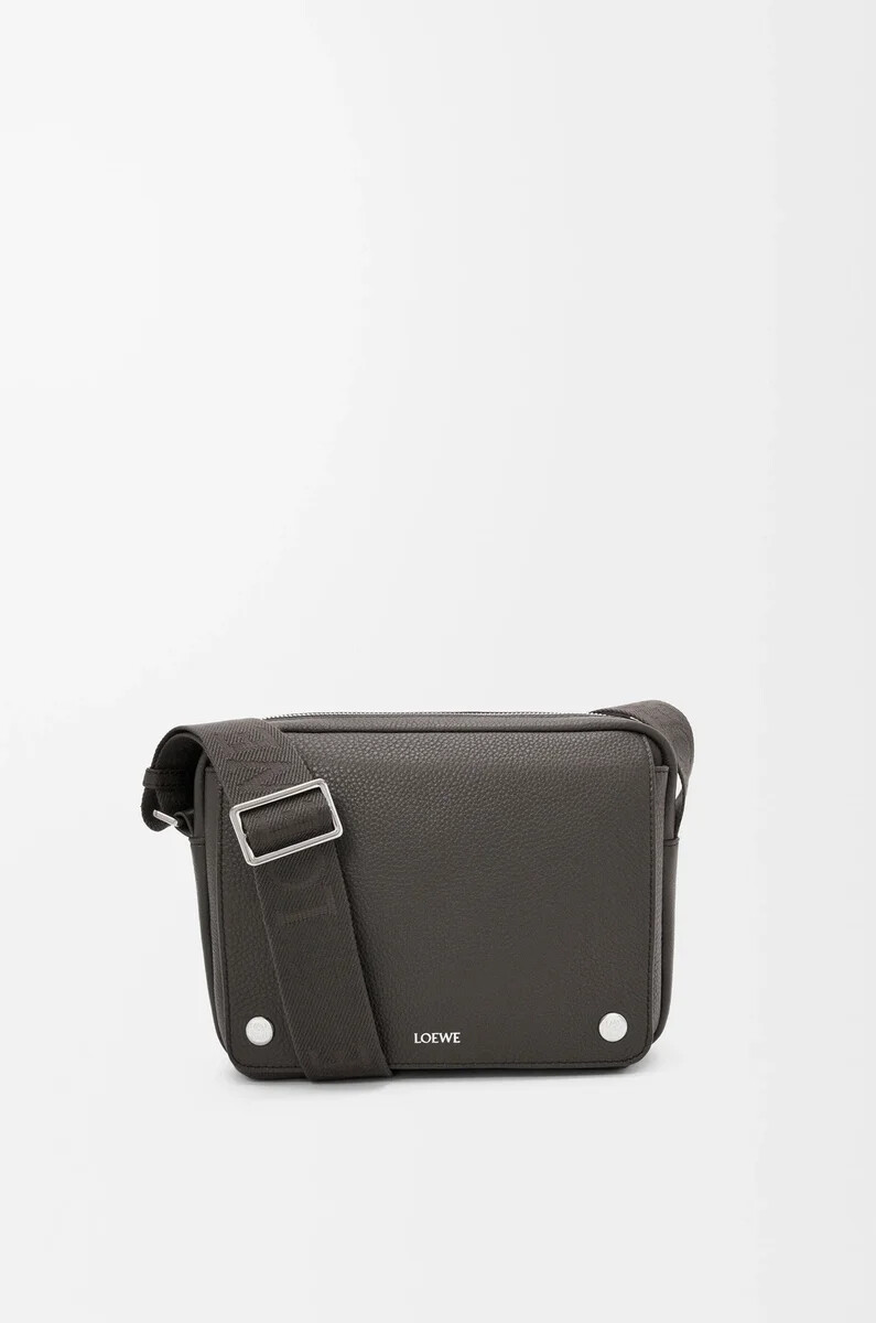 mittelgroße pebble messenger bag aus geschmeidigem genarbtem kalbsleder in dunkelgrau