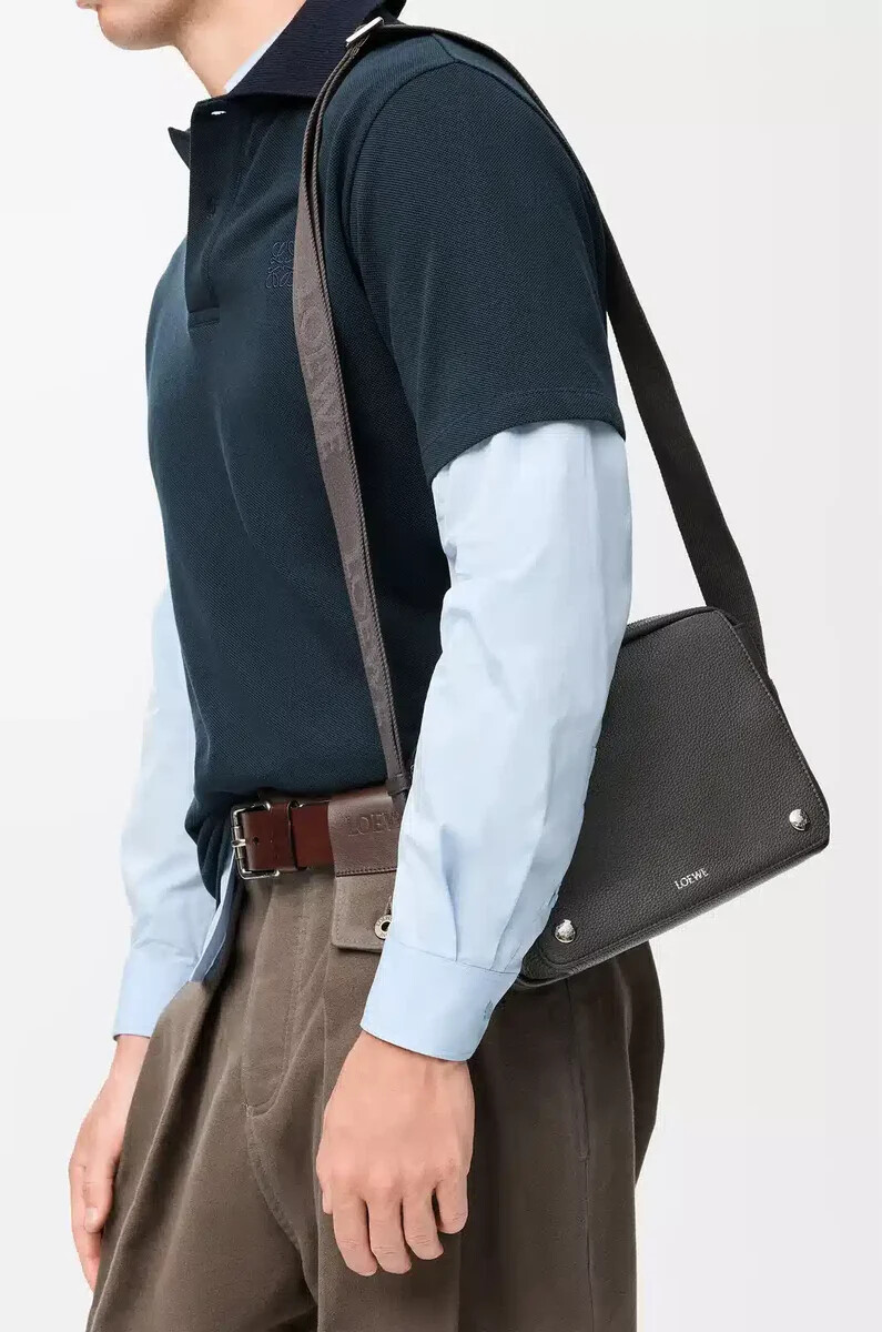 mittelgroße pebble messenger bag aus geschmeidigem genarbtem kalbsleder in dunkelgrau