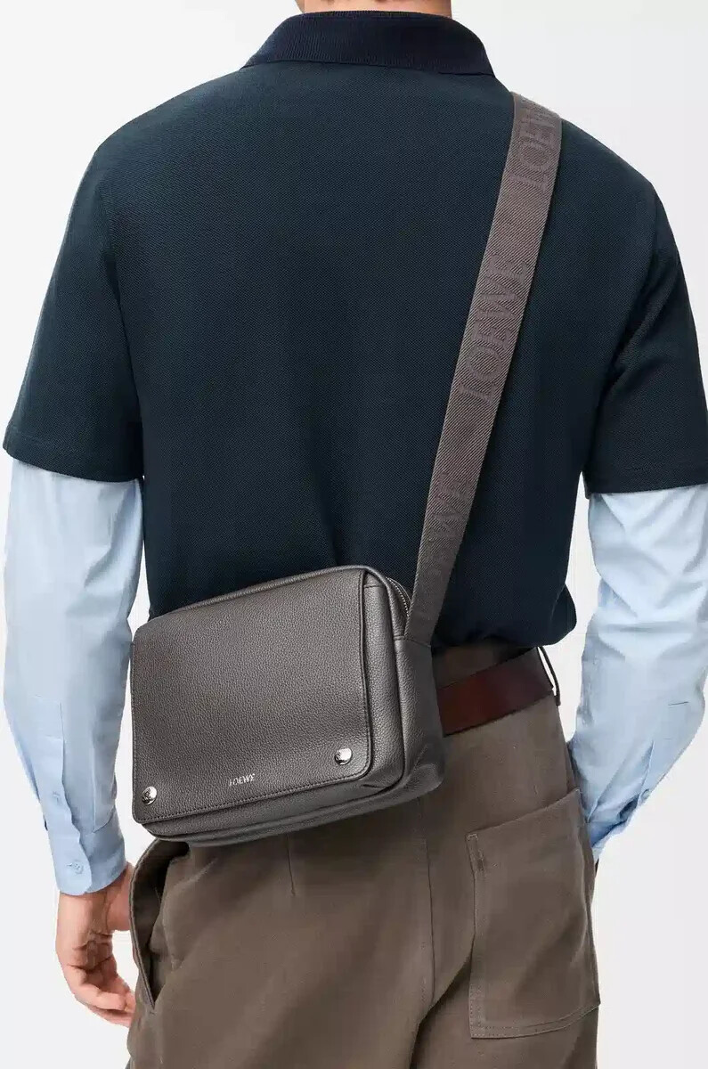 mittelgroße pebble messenger bag aus geschmeidigem genarbtem kalbsleder in dunkelgrau