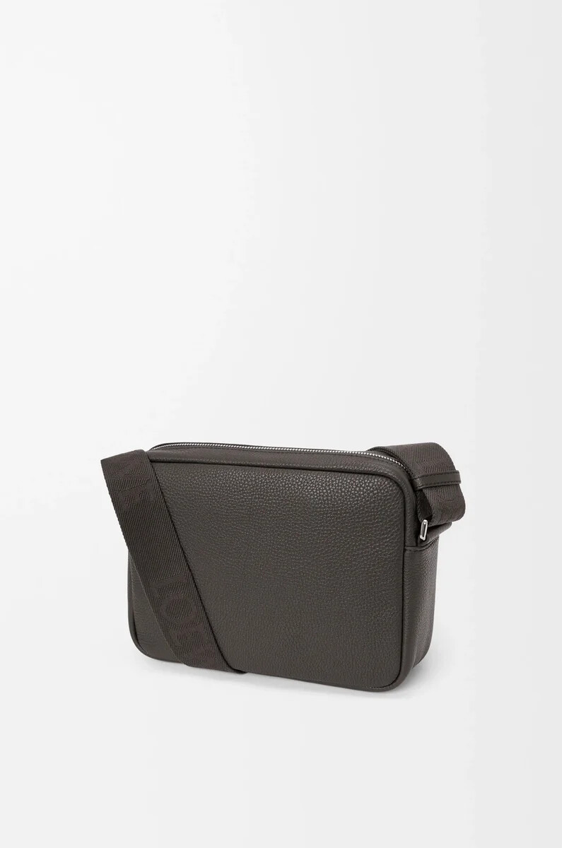 mittelgroße pebble messenger bag aus geschmeidigem genarbtem kalbsleder in dunkelgrau