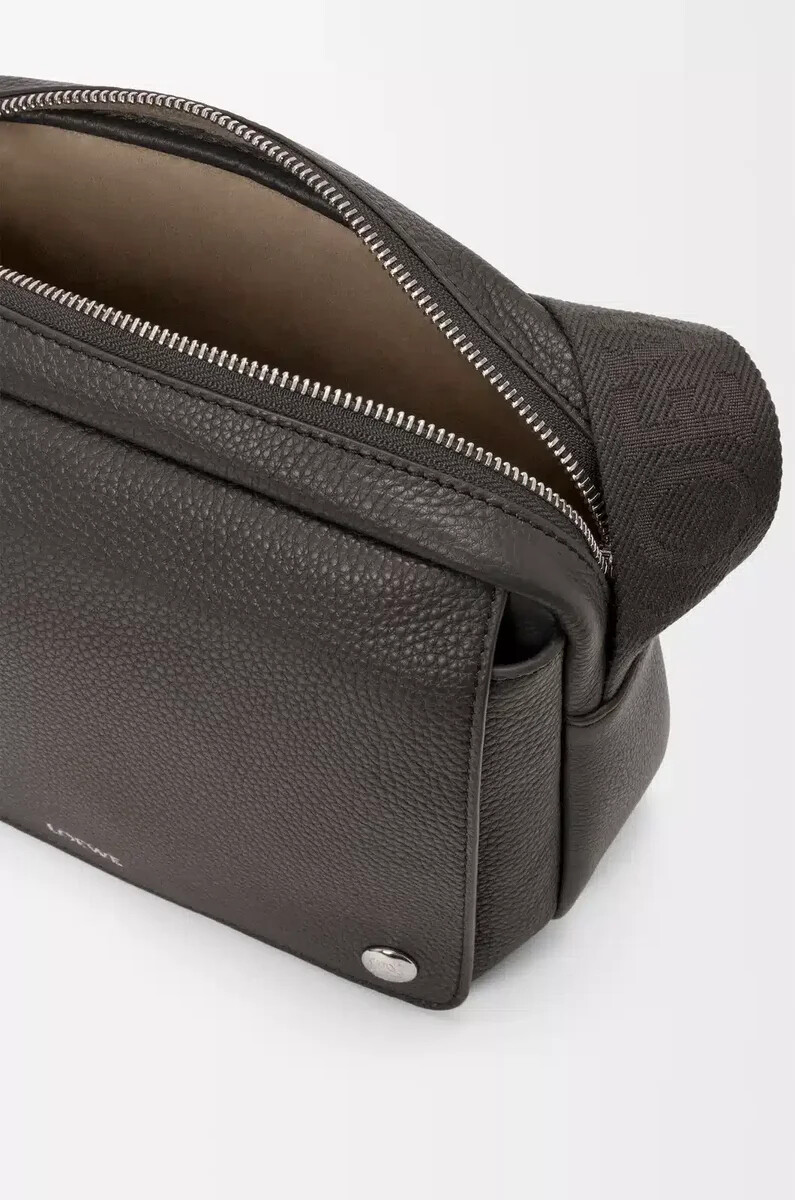 mittelgroße pebble messenger bag aus geschmeidigem genarbtem kalbsleder in dunkelgrau