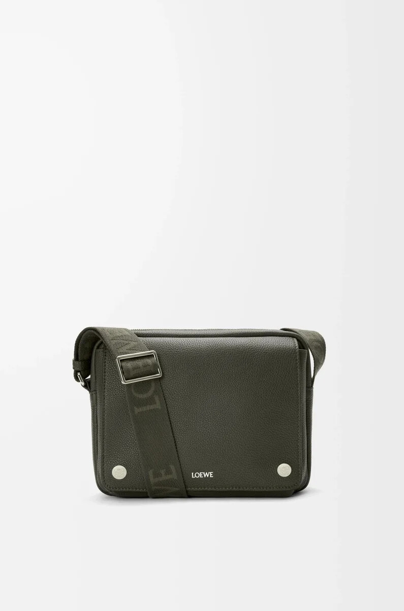 mittelgroße pebble messenger bag aus geschmeidigem genarbtem kalbsleder in dunkelkhaki