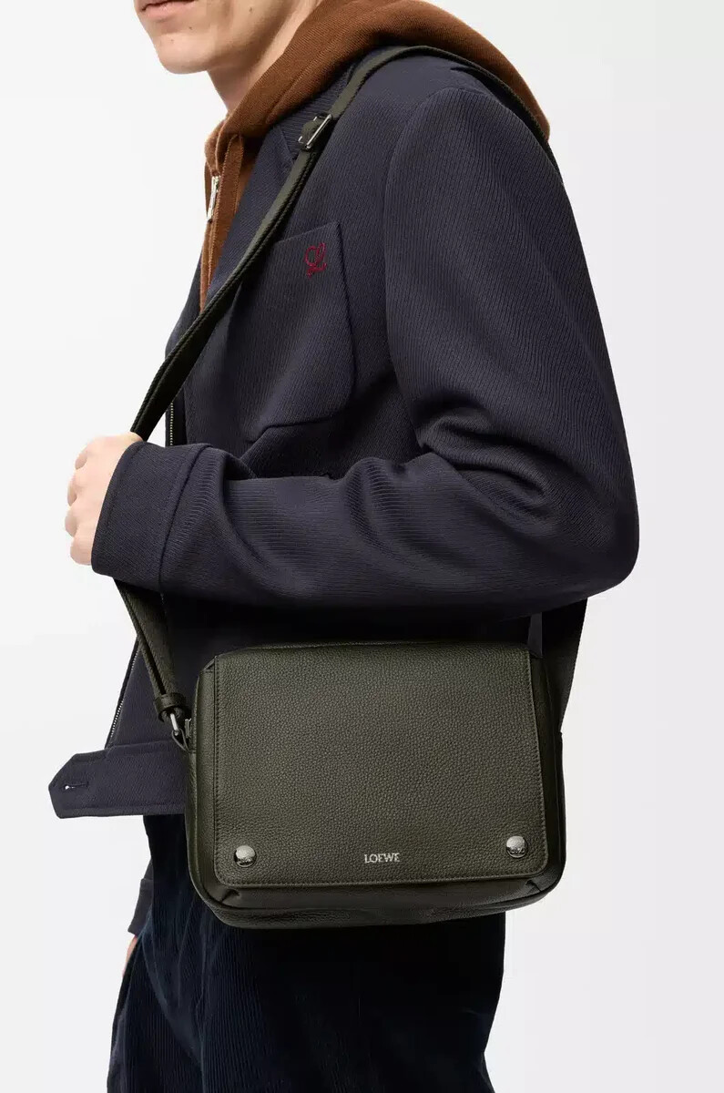 mittelgroße pebble messenger bag aus geschmeidigem genarbtem kalbsleder in dunkelkhaki