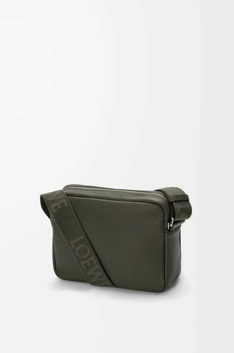 mittelgroße pebble messenger bag aus geschmeidigem genarbtem kalbsleder in dunkelkhaki