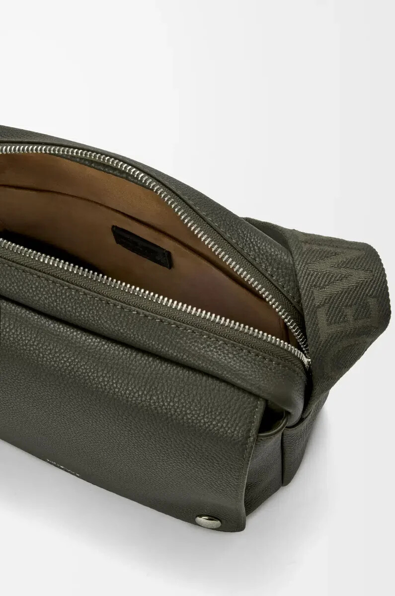 mittelgroße pebble messenger bag aus geschmeidigem genarbtem kalbsleder in dunkelkhaki