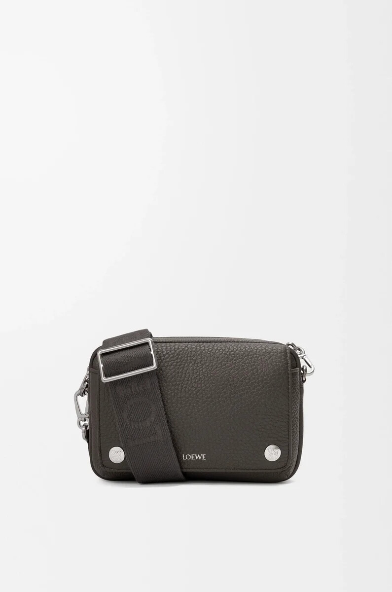 kleine pebble messenger bag aus geschmeidigem genarbtem kalbsleder in dunkelgrau