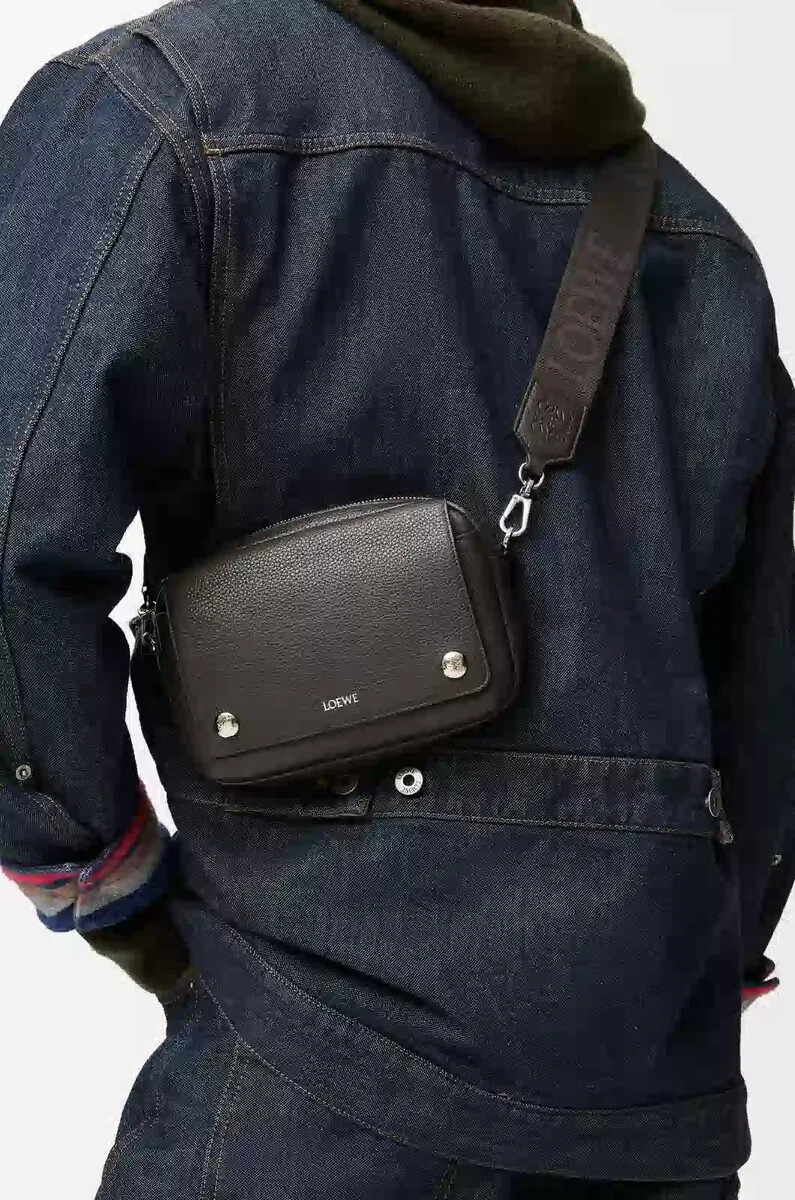 kleine pebble messenger bag aus geschmeidigem genarbtem kalbsleder in dunkelgrau